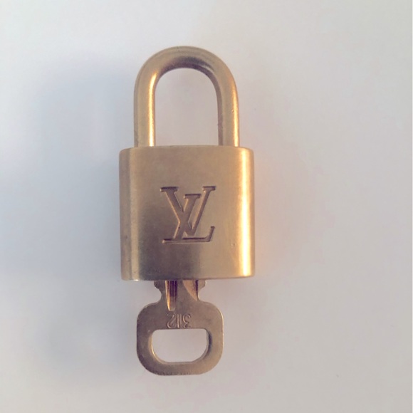 💖SOLD💜Louis Vuitton Lock & Key 🔐 Key & Lock #312 - Picture 3 of 7
